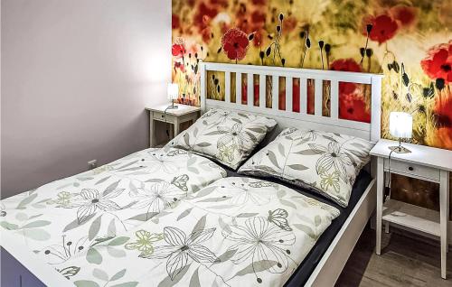 1 dormitorio con 1 cama con colcha de flores en Nice Home In Heidesee With House Sea View, en Heidesee