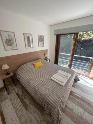 una camera da letto con un letto e due asciugamani di Departamento 15 a Villa La Angostura