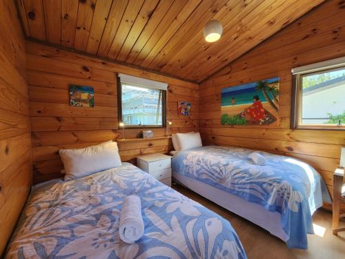 Una cama o camas en una habitación de Glo's Place