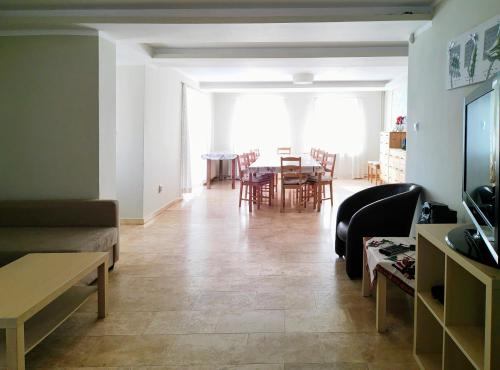 a living room with a couch and a table at Casa Sarti in Eşelniţa