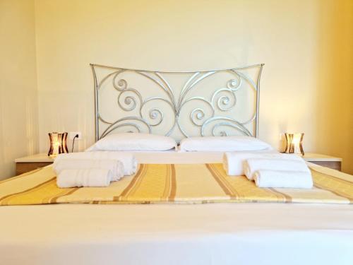 uma grande cama branca com duas almofadas em Villa Paglianiti - Your FAMILY Residence! em Briatico