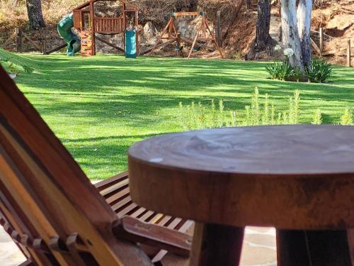 una mesa y sillas en un patio con parque infantil en Cabaña del Bosque Tapalpa Country Club L7M15 QueridaEstancia, en Tapalpa