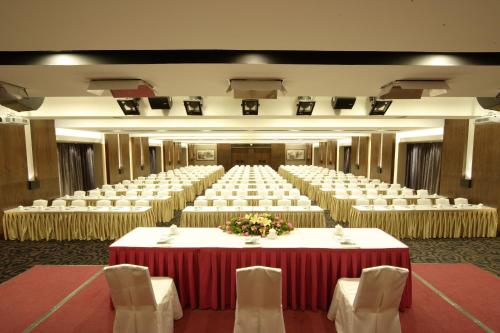 a large banquet hall with white tables and chairs at Baiyun Hotel Guangzhou in Guangzhou