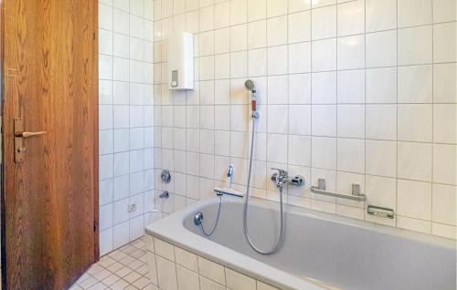 Das Bad ist mit einer Badewanne mit einer Dusche ausgestattet. in der Unterkunft Pet Friendly Apartment In Ober Ramstadt With Kitchen in Ober-Ramstadt