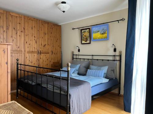Feels-Like-Home Apt @ Praterstern في فيينا: غرفة نوم بسرير اسود مع شراشف زرقاء