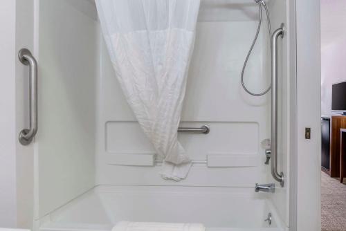 a shower with a curtain in a bathroom at Comfort Inn East Oregon - Toledo in Oregon