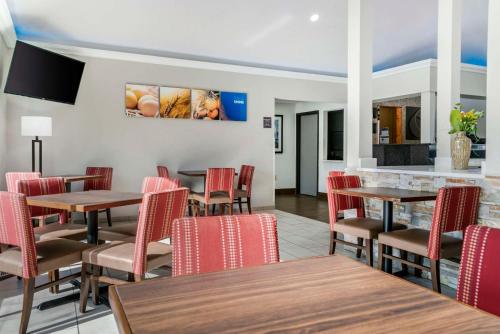 a restaurant with tables and chairs and a counter at Comfort Inn East Oregon - Toledo in Oregon