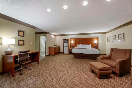 Mount VernonにあるComfort Inn Mount Vernonのベッド、デスク、椅子が備わるホテルルームです。