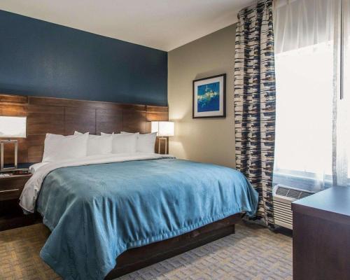 Letto o letti in una camera di MainStay Suites Midland