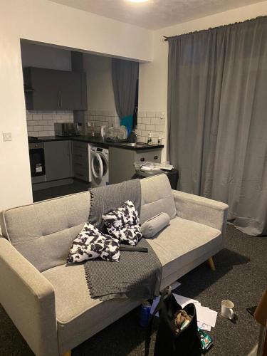 ein Wohnzimmer mit einem Sofa mit Kissen darauf in der Unterkunft Peaceful stay Near Derby City Centre Room 3 in Derby