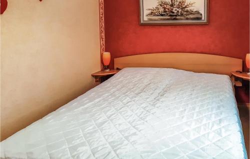 łóżko w sypialni z czerwonymi ścianami i łóżko sidx sidx w obiekcie 1 Bedroom Gorgeous Home In Loissin w mieście Loissin