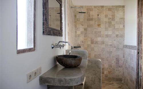 łazienka z umywalką i prysznicem w obiekcie Papaya Guesthouse w mieście Canggu