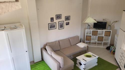 - un salon avec un canapé et une télévision dans l'établissement Villa am Meer mit fantastischen Panoramablick, 