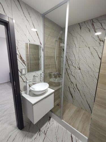 y baño con lavabo y espejo. en ALMAR FONTANA en Comodoro Rivadavia