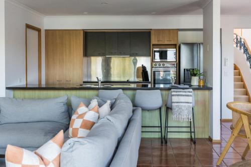Η κουζίνα ή μικρή κουζίνα στο The Waterfront 4 bedroom river front home and pool