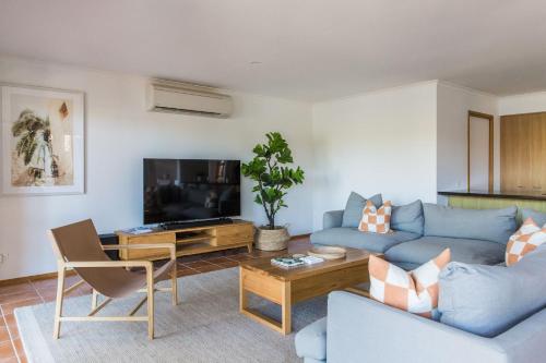 Μια τηλεόραση ή/και κέντρο ψυχαγωγίας στο The Waterfront 4 bedroom river front home and pool