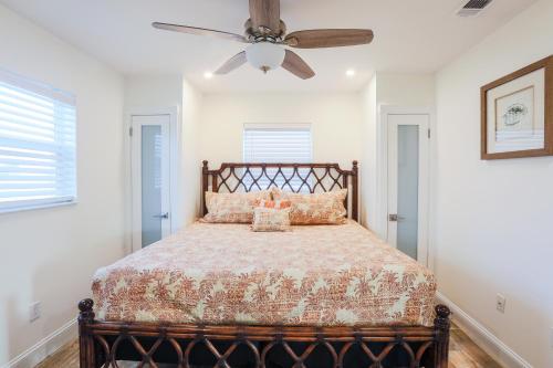 En eller flere senge i et værelse på The GUAVA DUFF - Beautiful KW home with space to chill & lots of FREE PARKING!!