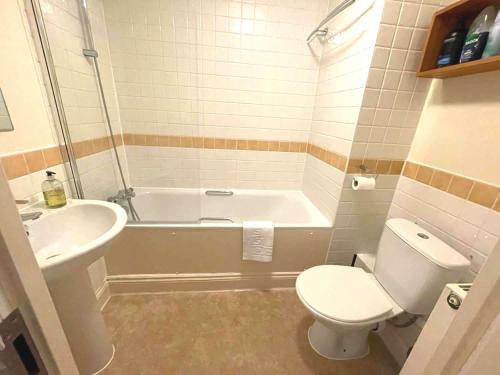 ein Badezimmer mit einem WC, einer Badewanne und einem Waschbecken in der Unterkunft Lovely Central London Apartment in London