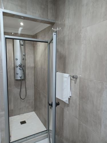 eine Dusche mit Glastür im Bad in der Unterkunft Casa da Linda in Ponta Delgada