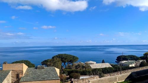 una vista sull'oceano da una casa di Superb apartment with sea view, 200m from beach a San-Martino-di-Lota