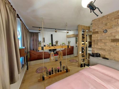 een kamer met een slaapkamer met een bed en een kamer met bij Frequency 286 Tiranë in Tirana