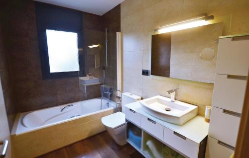 a bathroom with a sink and a tub and a toilet at Amazing Home In Santa Susanna With Kitchen in Santa Susanna