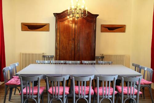 a dining room with a table and chairs at Villa Mathilde in Saint-Pierre-en-Port