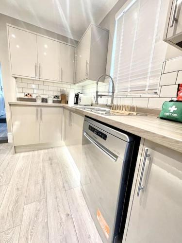 Dapur atau dapur kecil di Spacious Modern Victorian House in Rochester
