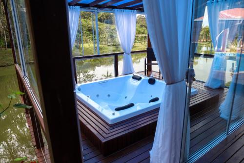 a jacuzzi tub on the deck of a house at Casa de Campo, Refúgio do Lago in Itajaí