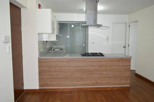 uma cozinha com um lavatório e uma bancada em Hermoso departamento en exclusivo Condominio em Arequipa