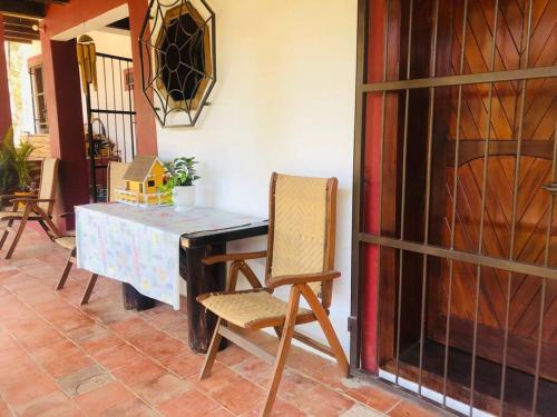 una mesa y una silla en una habitación con una mesa en Casa Lupita, en San Cristóbal de Las Casas