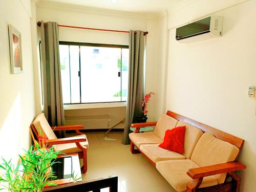 sala de estar con sofá y ventana en Departamentos en Edificio Acrebol Santa Cruz en Santa Cruz de la Sierra