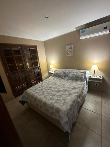 Habitación pequeña con cama, mesita de noche y cama sidx sidx sidx sidx en Departamento Mendoza Centro B en Salta