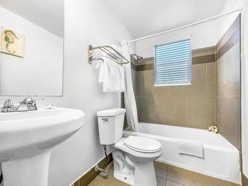 een witte badkamer met een wastafel en een toilet bij Hollywood Beach Seaside in Hollywood