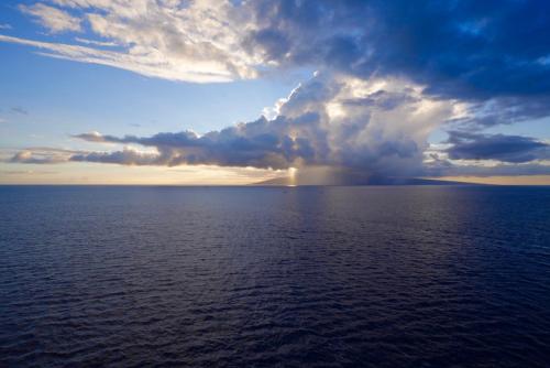 Una nube de tormenta sobre el océano con el sol detrás. en Lei, en Ottawa