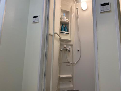 uma casa de banho com um chuveiro, um lavatório e um WC. em Capsule in Kasakake MALE ONLY - Vacation STAY 72924v em Midori