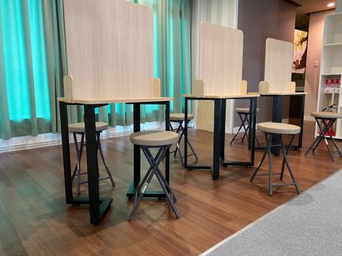 a group of tables and stools in a room at Capsule in Kasakake MALE ONLY - Vacation STAY 72924v in Midori