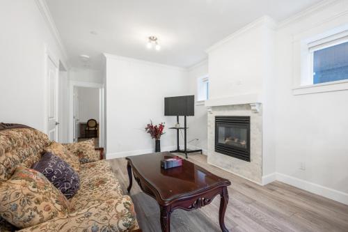 Explore Vancouver from Deluxe 2B/1B basement – Photos 2