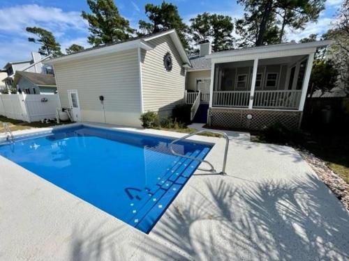 ein Pool vor einem Haus in der Unterkunft 324 Lakeside home in Myrtle Beach