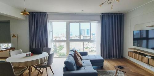 uma sala de estar com um sofá azul e uma mesa em VK Loft - Apartamento en Miraflores em Lima