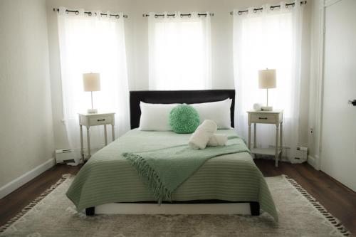Cozy Getaway في Everett: غرفة نوم مع سرير مع دمية دب عليها