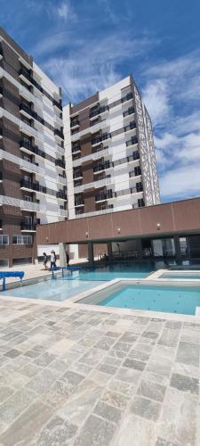 an empty swimming pool in front of a building at APARTAMENTO SPAZZIO DI ROMA com acesso ao ACQUA PARK SPLASH in Caldas Novas