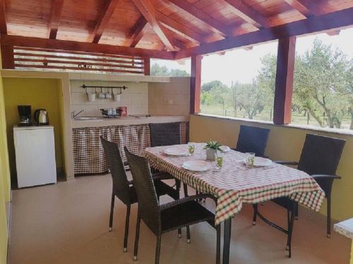 een eetkamer met een tafel en stoelen en een keuken bij Apartments by the sea Pakostane, Biograd - 16203 in Pakoštane