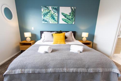 Katil atau katil-katil dalam bilik di Glamorous 2 bed CBD townhouse w/King bed