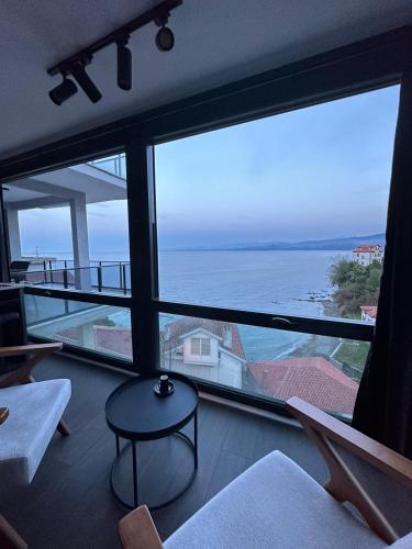 sala de estar con vistas al océano en Black House, en Trabzon