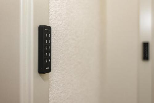 un mando a distancia negro en una puerta blanca en Penthouse I 85 qm I Boxspring I Balkon I Nespresso, en Oberharmersbach