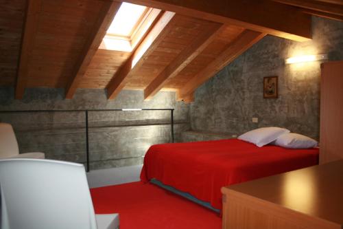 a bedroom with a red bed in a room at Residenza XX Settembre in Maslianico
