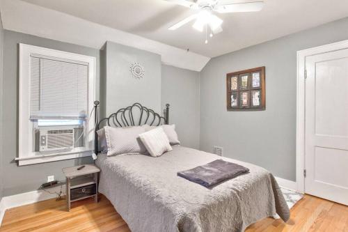 1 dormitorio con 1 cama y ventilador de techo en Charming Cuse home close to downtown & university, en Syracuse