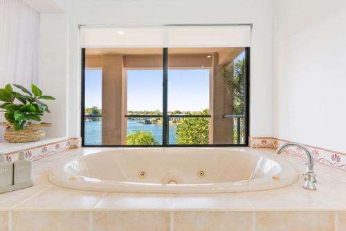 Ένα μπάνιο στο The Waterfront 4 bedroom river front home and pool