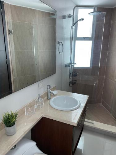 La salle de bains est pourvue d'un lavabo, d'une douche et de toilettes. dans l'établissement Apartamento 2BR - PortoVento 1108, à Carthagène des Indes